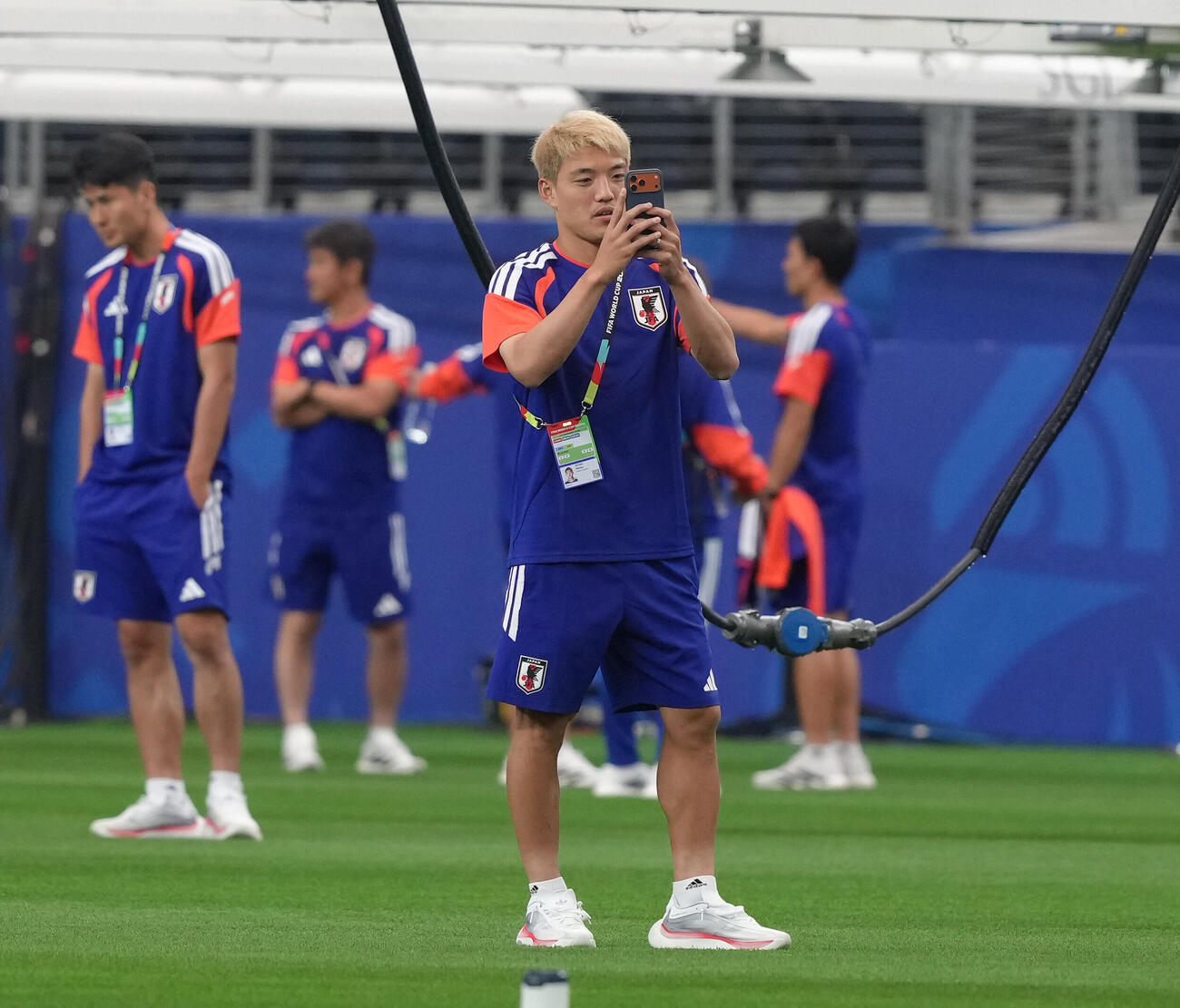 オランダ戦の行われるダラススタジアムのピッチを撮影する堂安律（撮影・足立雅史）