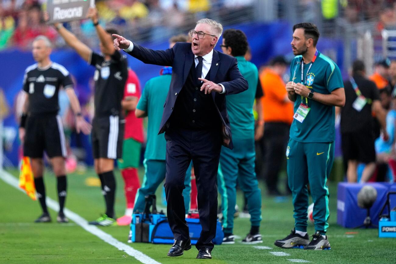 ブラジル－モロッコ　指示を出すブラジルのアンチェロッティ監督（AP）