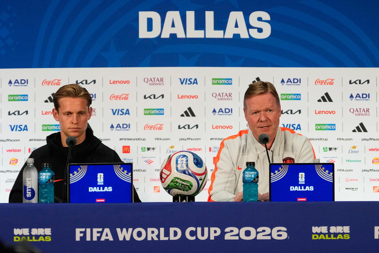 前日会見をするオランダ代表デ・ヨング（左）とクーマン監督（AP）