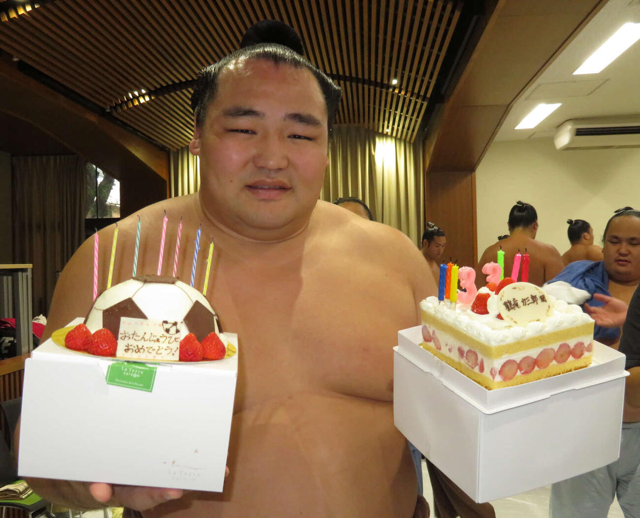 サッカーボールをイメージしたケーキを手に笑顔を見せる鶴竜（2018年撮影）