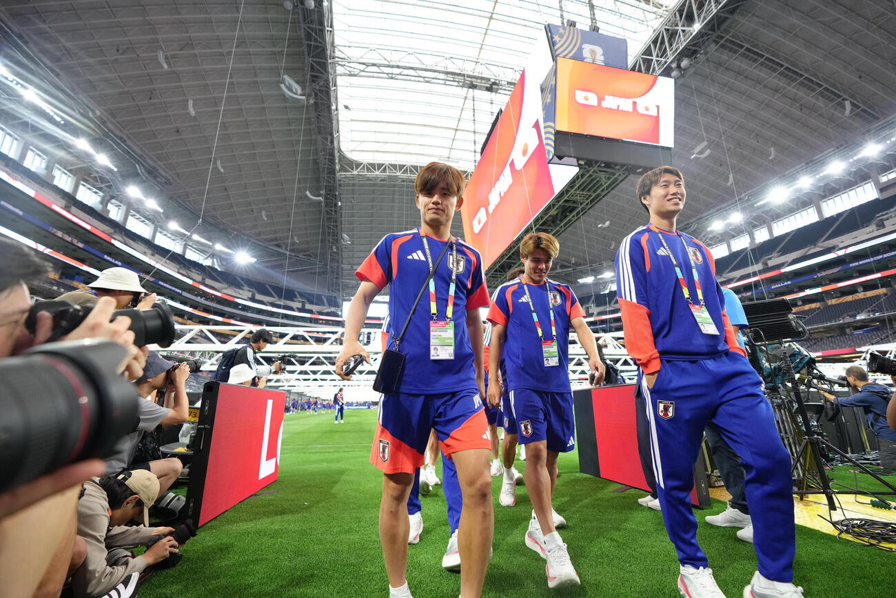 サッカー日本代表W杯北中米大会関連　オランダ戦の行われるダラススタジアムのピッチの確認を終え、引き揚げる、左から久保建英、佐野海舟、鎌田大地（撮影・足立雅史）
