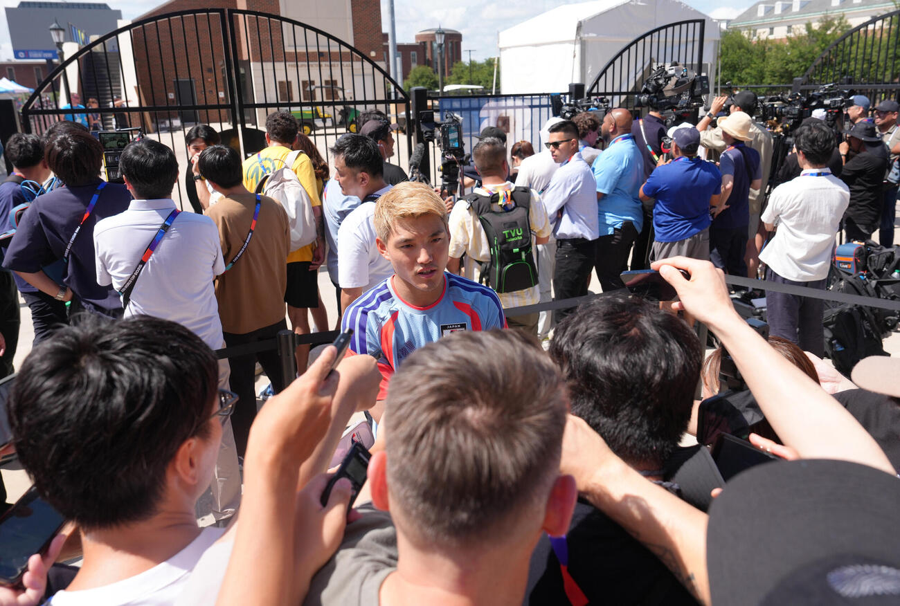 サッカー日本代表W杯北中米大会関連　練習後の取材に応じる堂安律（撮影・足立雅史）