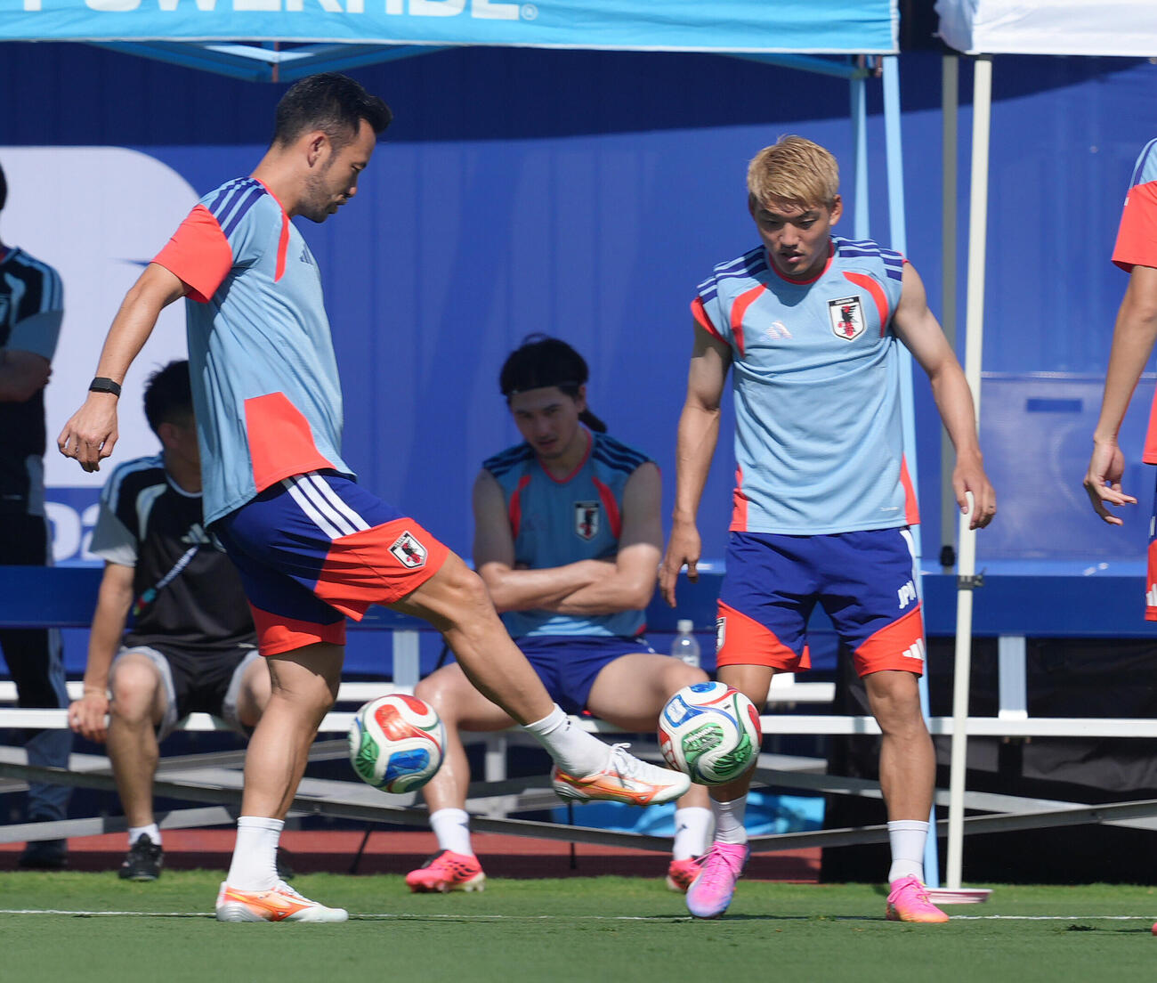 ボール回しする吉田麻也（左）と堂安律（撮影・足立雅史）