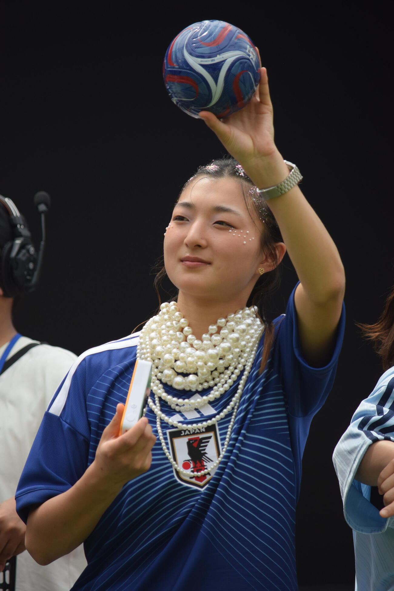 観客に手を振る坂本花織さん（撮影・山田遼太郎）