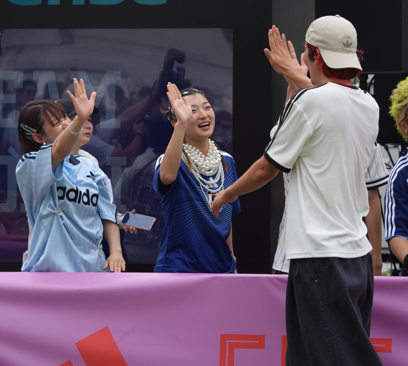 原口元気とハイタッチする坂本花織さん（中央）と高木菜那さん（左）（撮影・山田遼太郎）