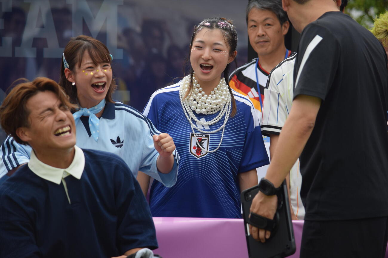 アディダスのイベントに参加した坂本花織さん（右）と高木菜那さん。手前は佐野航大（撮影・山田遼太郎）