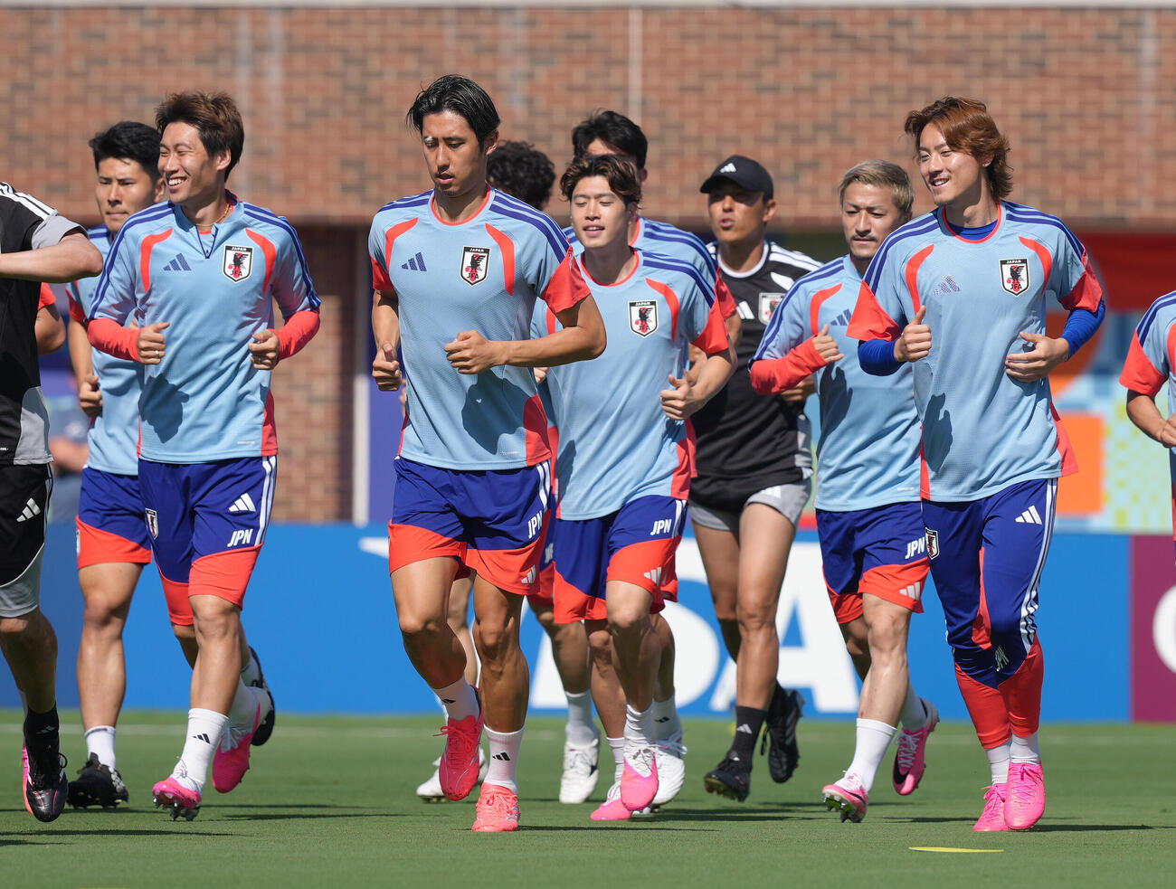 サッカー日本代表W杯北中米大会関連　練習に臨む、左から鎌田大地、伊藤洋輝ら（撮影・足立雅史）＝2026年6月13日（現地時間）