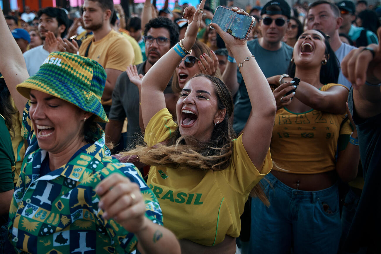 熱狂するブラジルサポーター（AP）