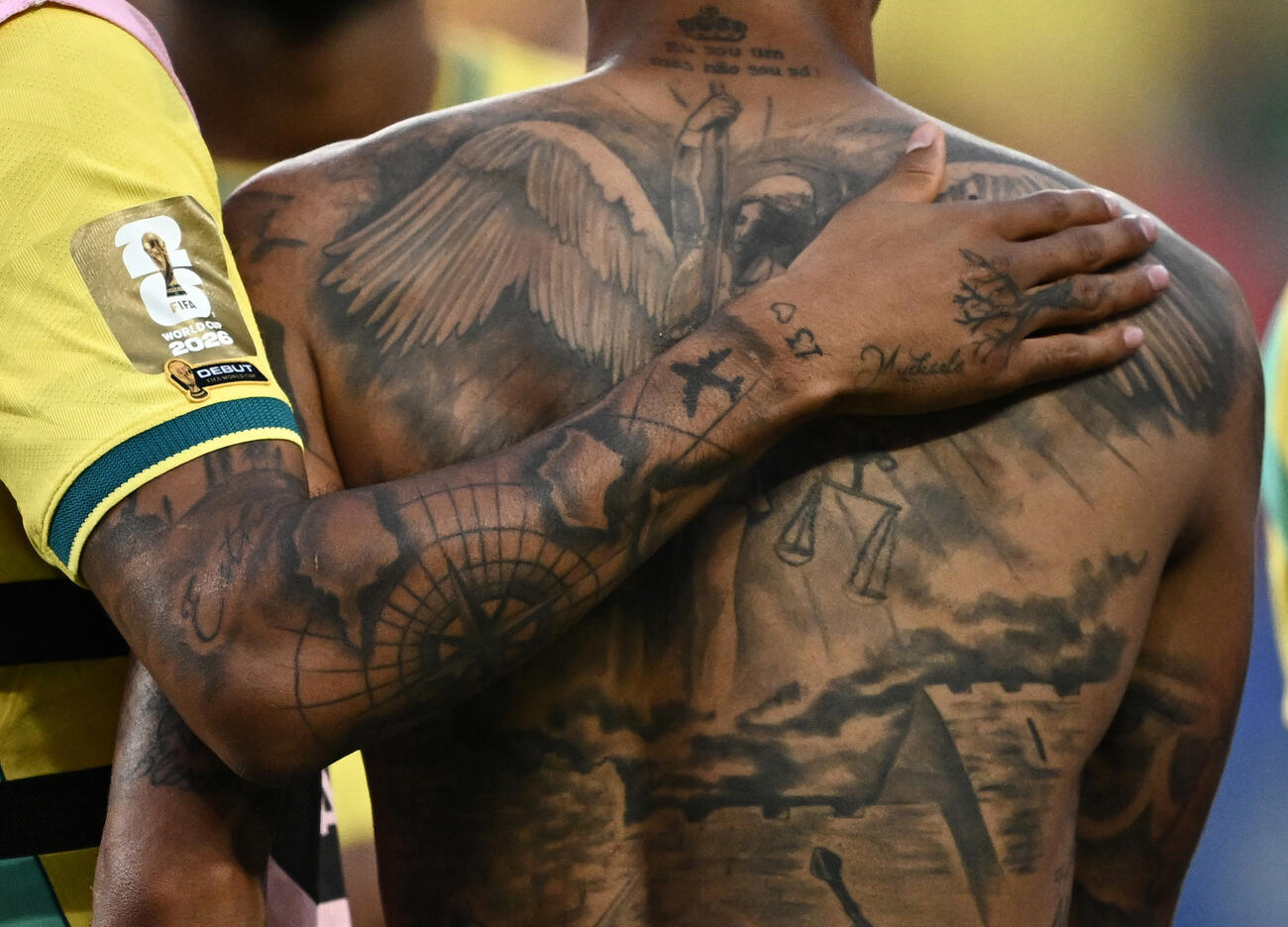 試合終了後にブラジル代表ラフィーニャが背中にあるタトゥーを見せる(ロイター)