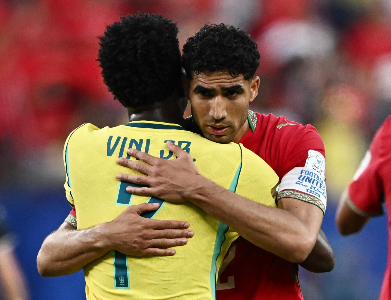 ブラジル－モロッコ　試合後に抱擁するモロッコ代表ハキミ（右）とブラジル代表ビニシウス