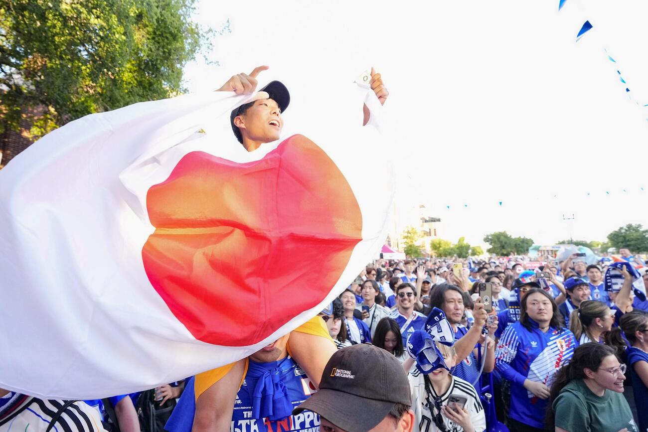 ダラス近郊、オランダ戦を前に開かれたイベントで盛り上がる日本のサポダラスーターら（共同）