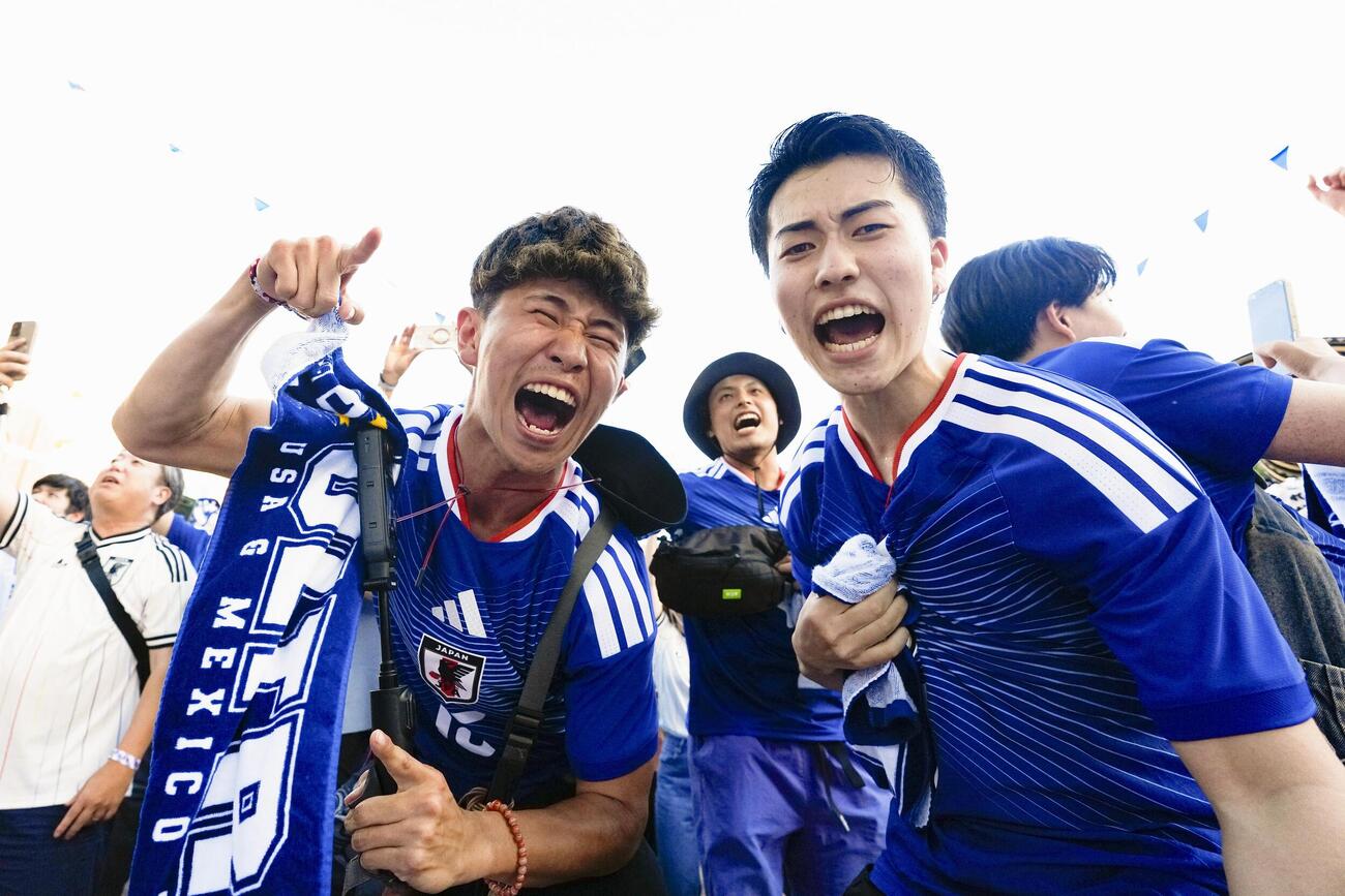 オランダ戦を前に開かれたイベントで盛り上がる日本のサポーターら＝13日、ダラス近郊（共同）