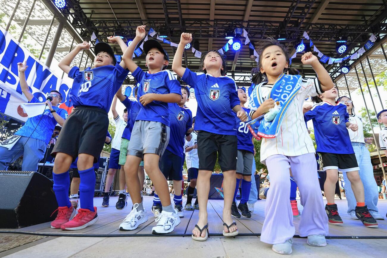 ダラス近郊、日本の初戦を前に開かれたイベントで盛り上がる子どもたち（共同）