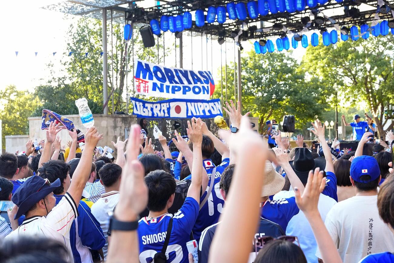 ダラス近郊、オランダ戦を前に開かれたイベントで盛り上がる日本のサポーターら（共同）