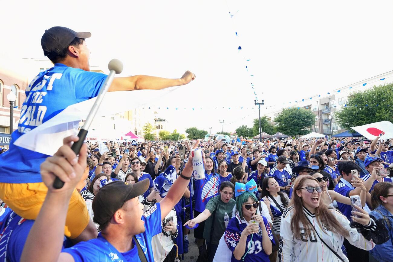 ダラス近郊、オランダ戦を前に開かれたイベントで盛り上がる日本のサポーターら（共同）
