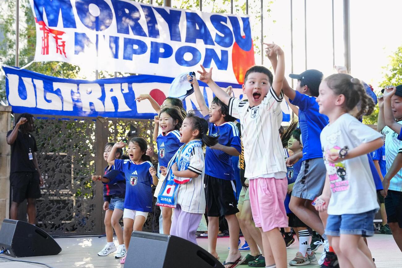 ダラス近郊、日本の初戦を前に開かれたイベントで盛り上がる子どもたち（共同）