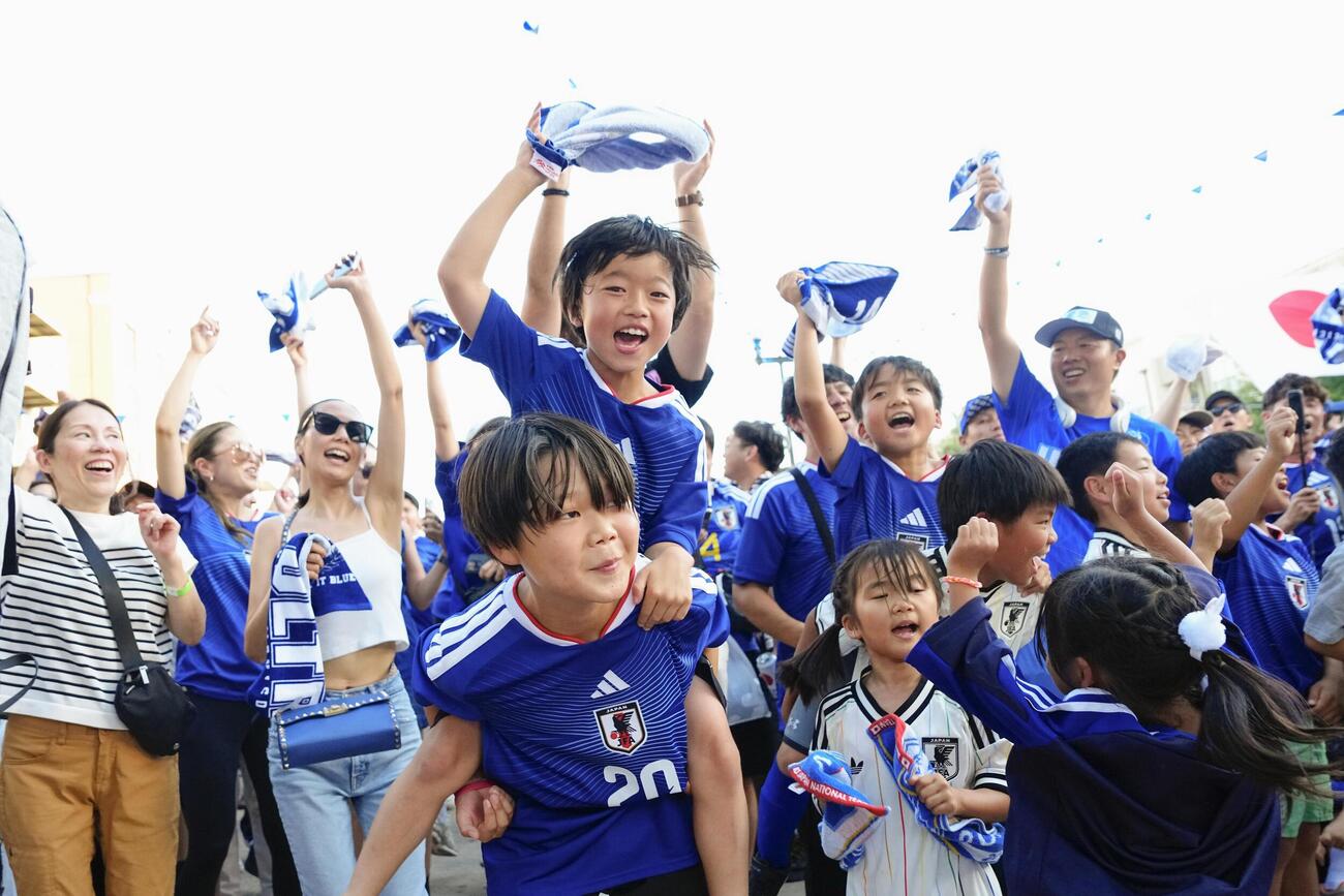 ダラス近郊、オランダ戦を前に開かれたイベントで盛り上がる日本のサポーターら（共同）