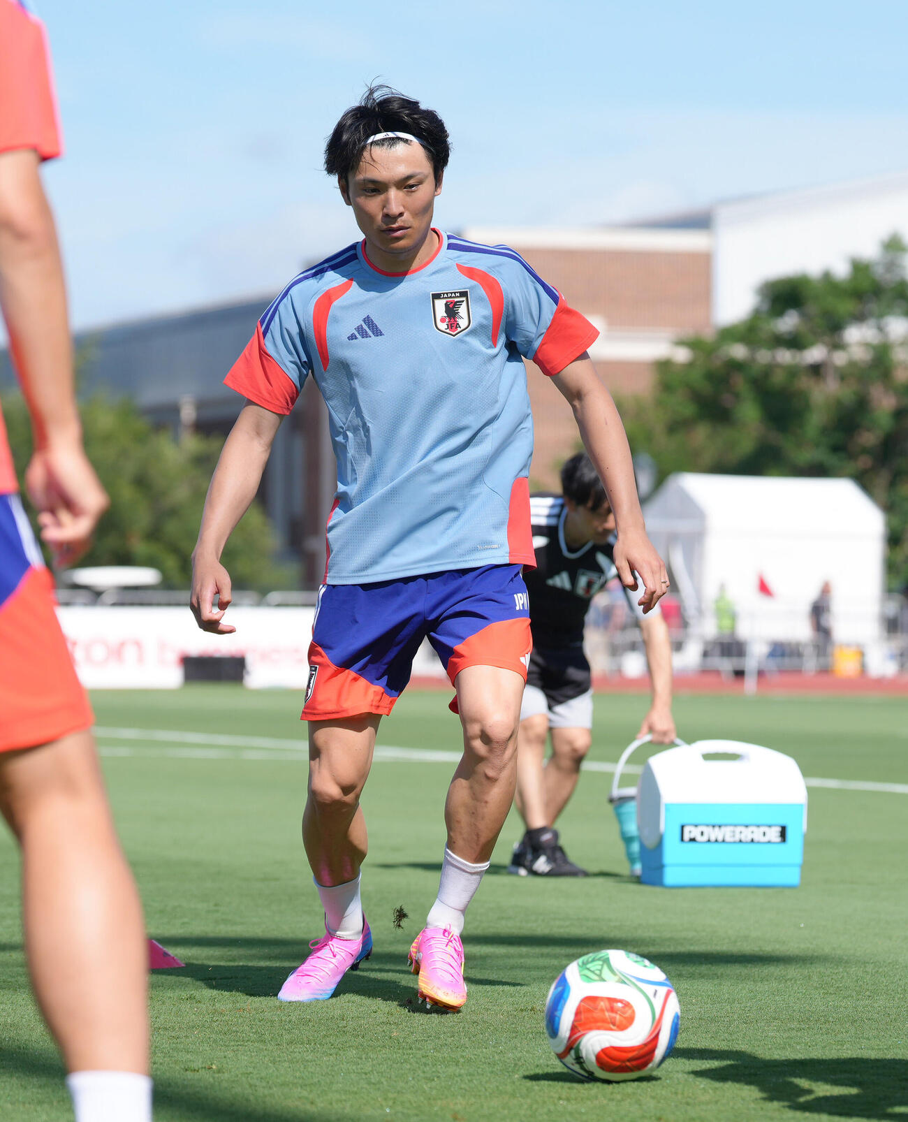 公式練習で調整する町野修斗（撮影・足立雅史）