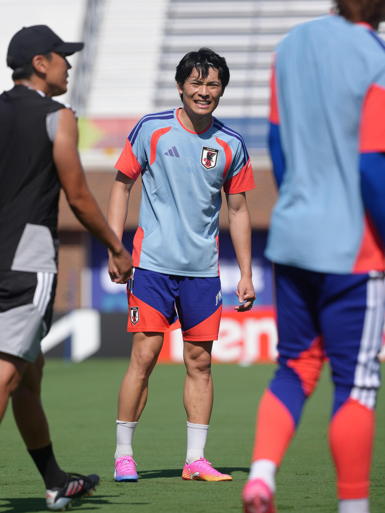 公式練習で笑顔を見せる町野修斗（撮影・足立雅史）