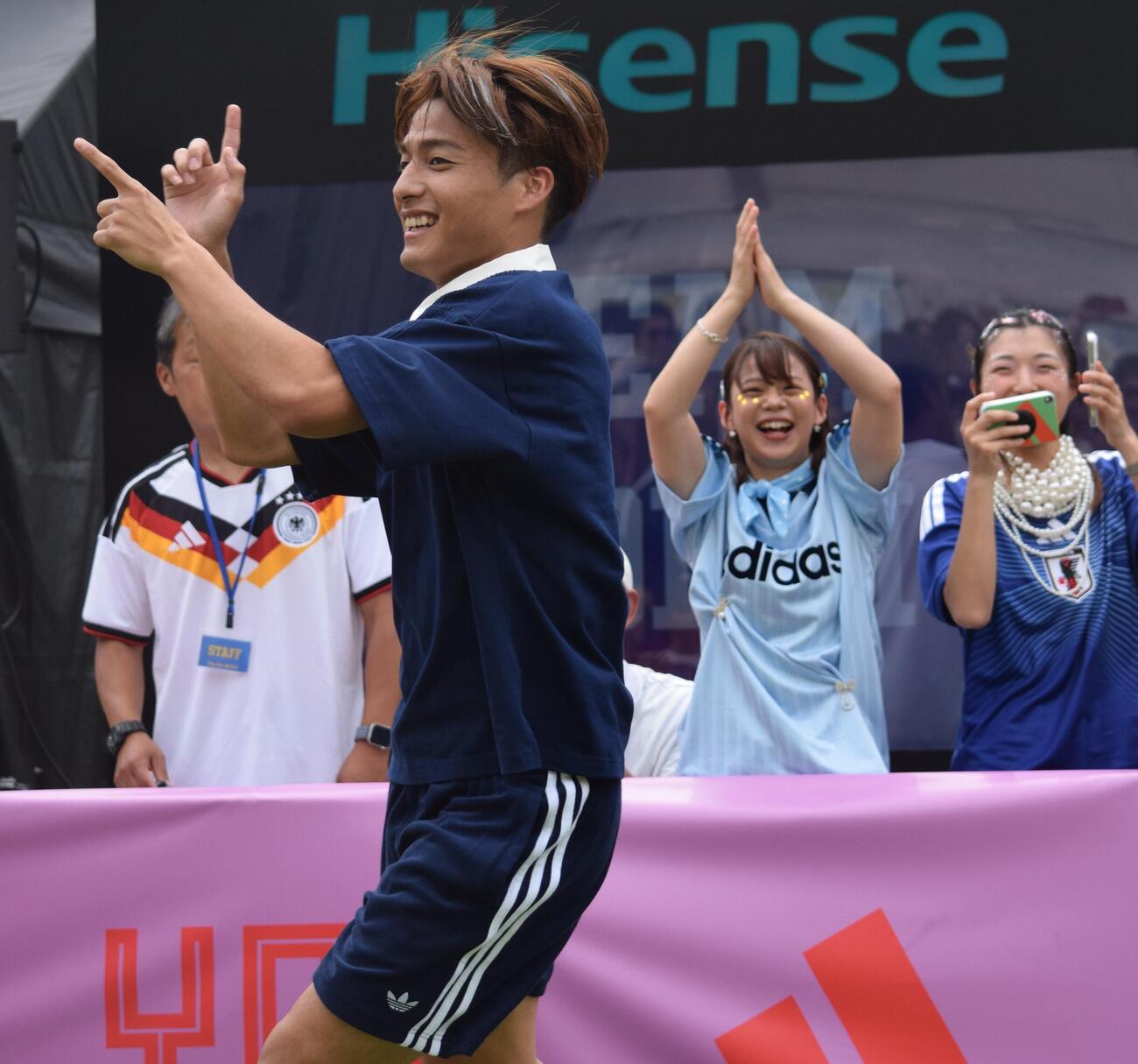 スペシャルマッチでゴールを決め喜ぶ佐野航大　中央は高木菜那さん、右は坂本花織さん