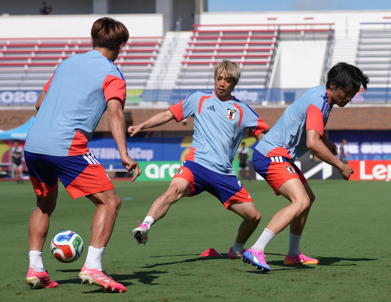 サッカー日本代表W杯北中米大会関連　公式練習でボールを追う伊東純也（中央）ら（撮影・足立雅史）
