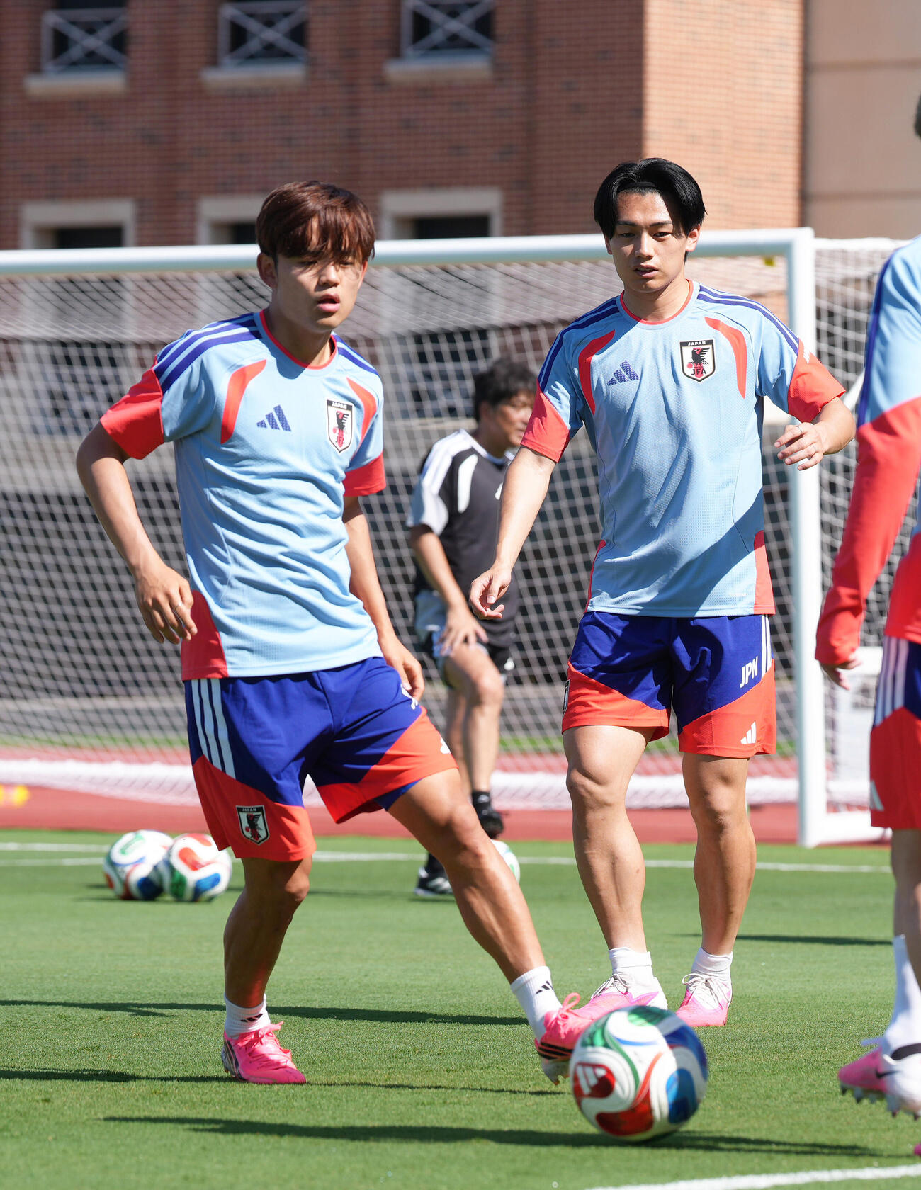 サッカー日本代表W杯北中米大会関連　公式練習でボール回しする久保建英（左）と上田綺世（撮影・足立雅史）