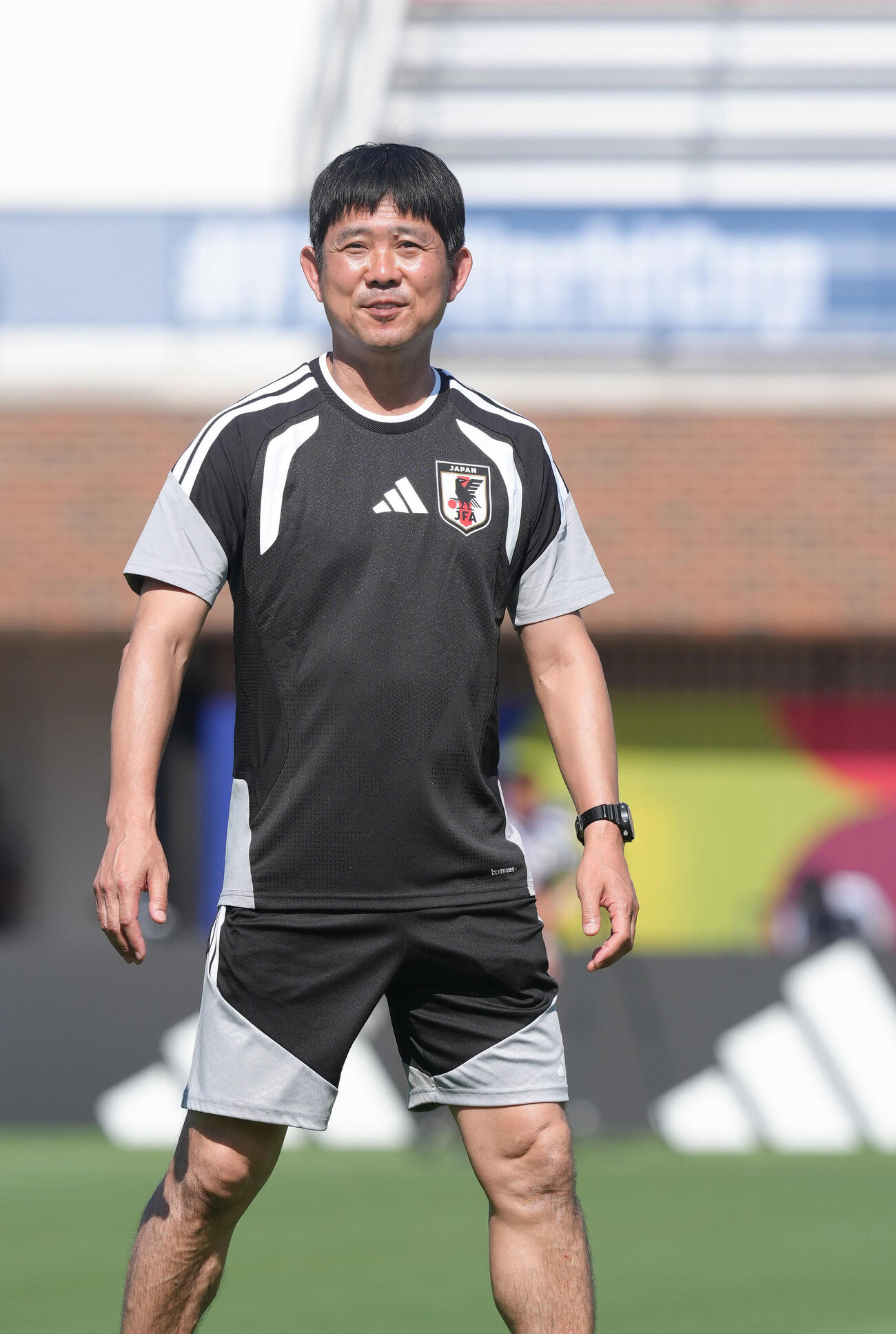 サッカー日本代表W杯北中米大会関連　公式練習中、報道陣らにあいさつする森保一監督（撮影・足立雅史）