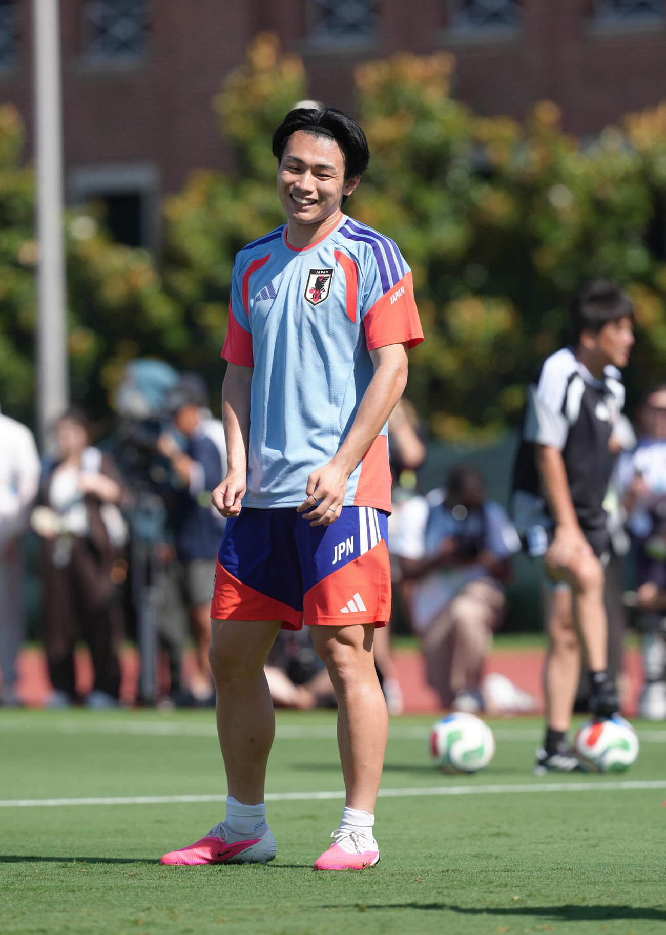 公式練習で笑顔を見せる上田綺世（2026年6月撮影）