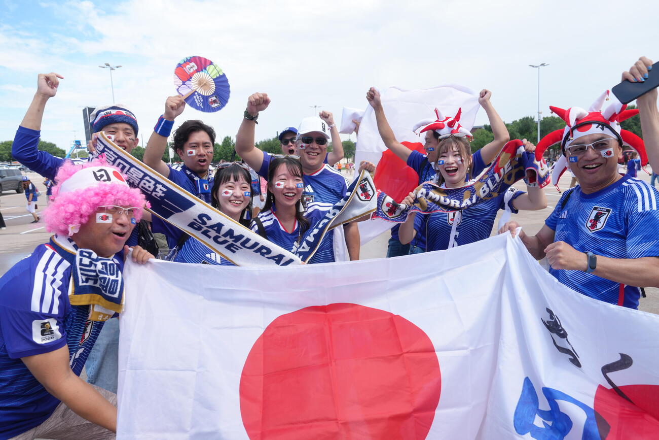 日本対オランダ　試合を前に盛り上がるサポーター（撮影・足立雅史）