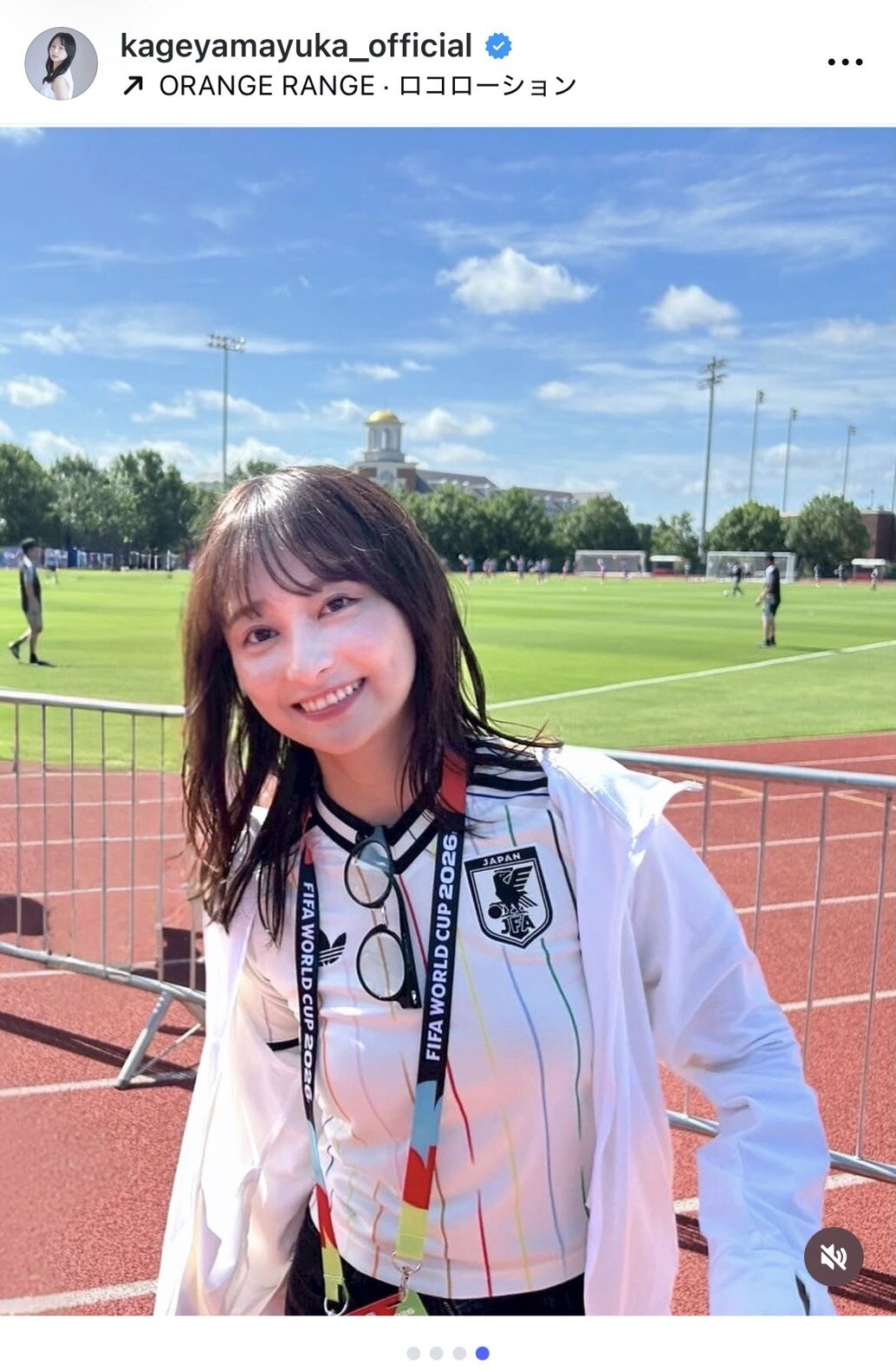 キッズサイズのユニホームを着用する影山優佳