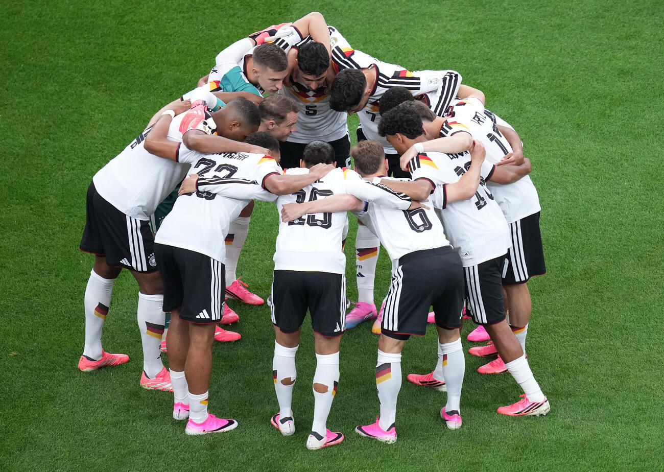 ドイツ対キュラソー　試合前に円陣を組むドイツイレブン（AP）