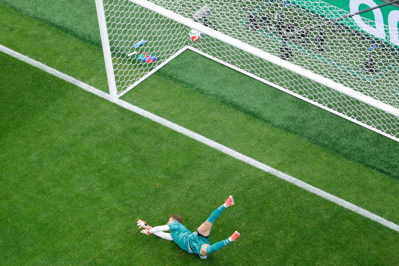 ドイツ対キュラソー　前半、ゴールを奪われるドイツGKノイアー（AP）