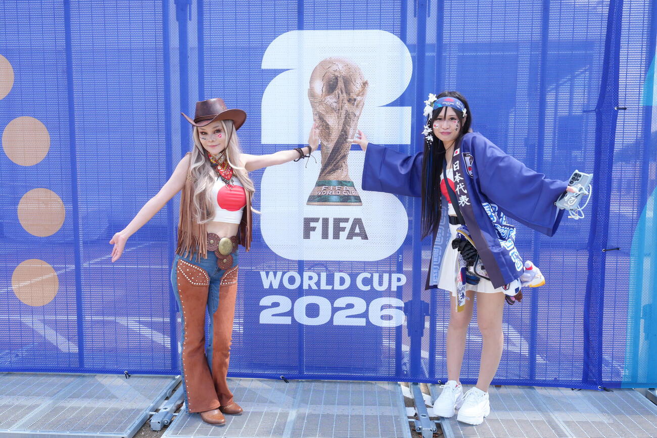 日本対オランダ　試合を前に盛り上がるサポーター（撮影・足立雅史）