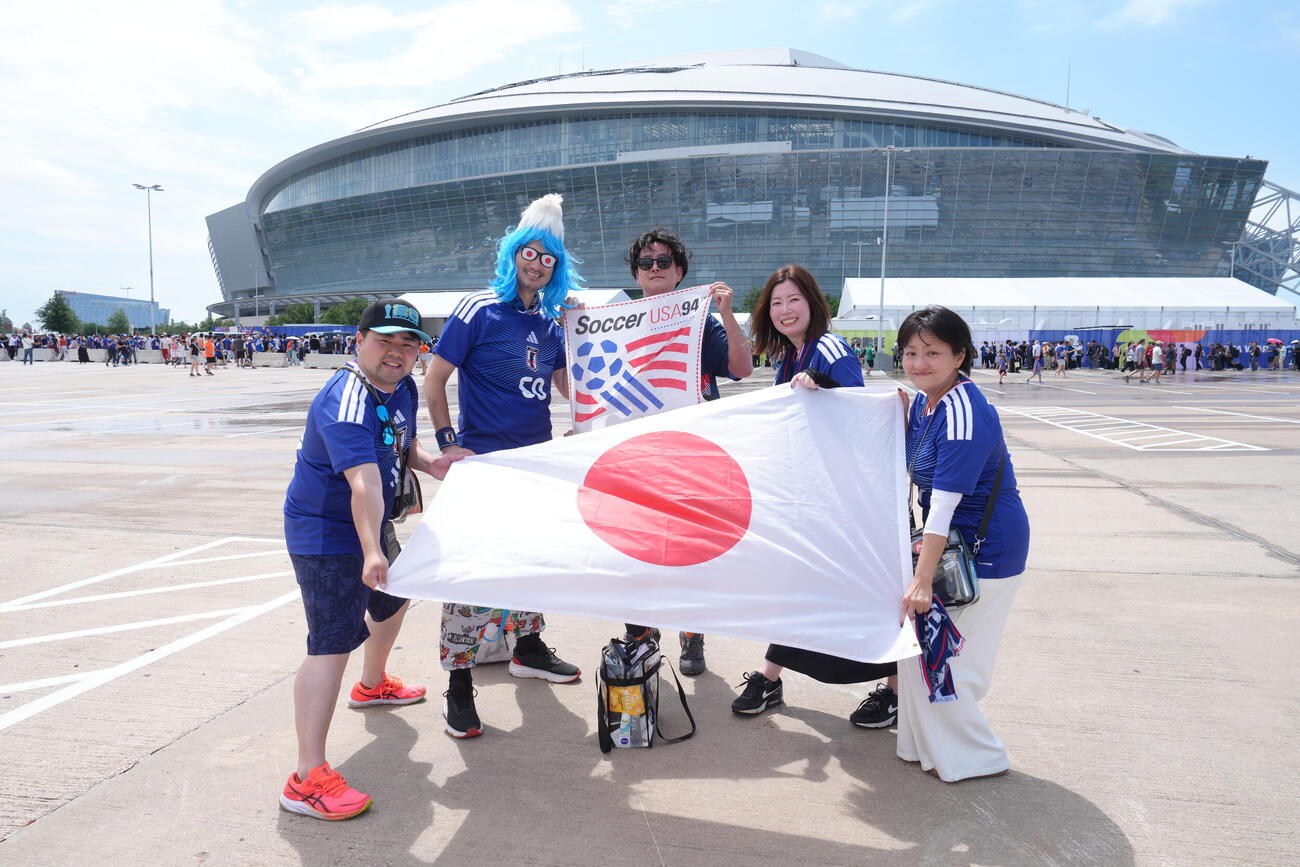 日本対オランダ　試合を前に盛り上がるサポーター（撮影・足立雅史）