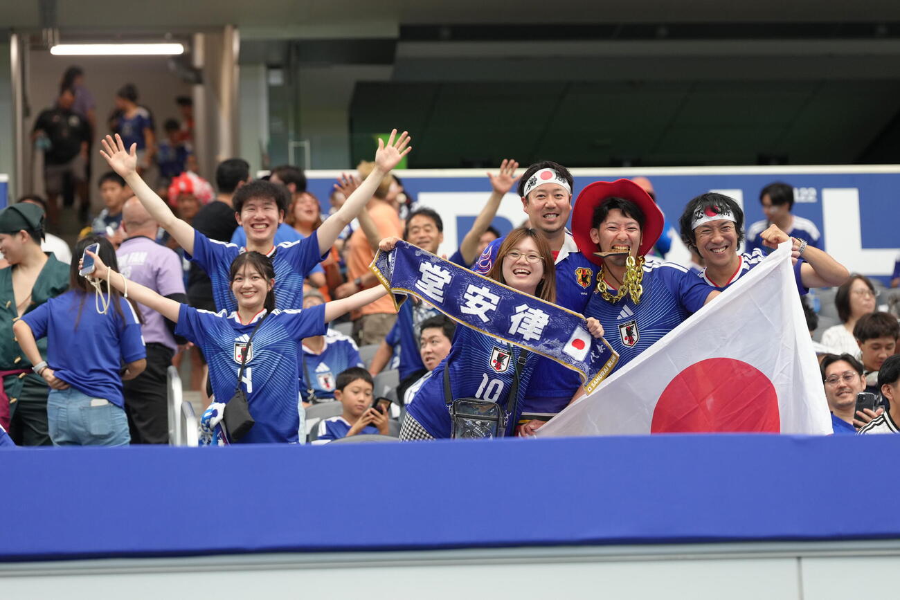 日本対オランダ　試合前盛り上がるサポーター（撮影・足立雅史）