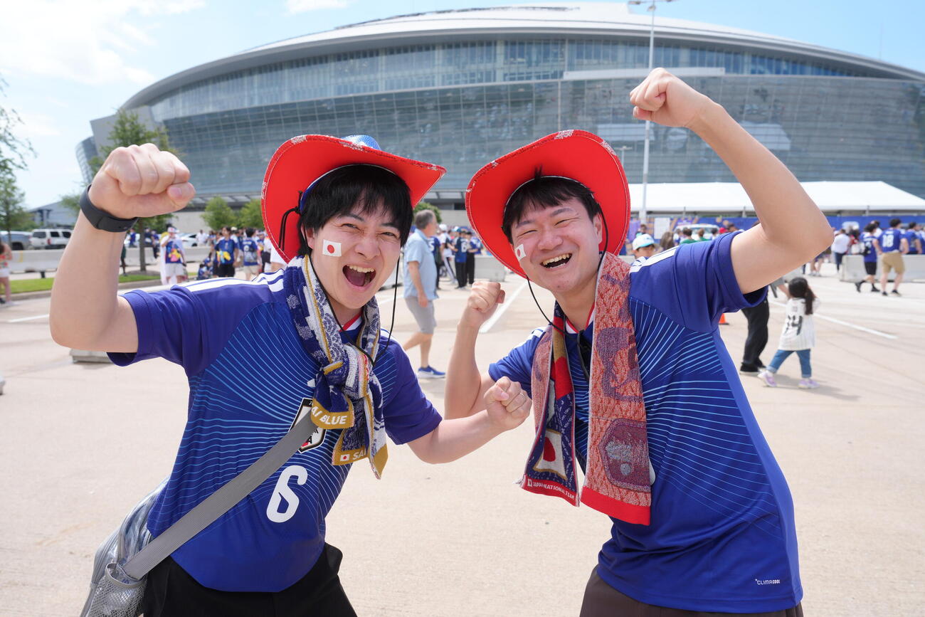 日本対オランダ　試合を前に盛り上がるサポーター（撮影・足立雅史）