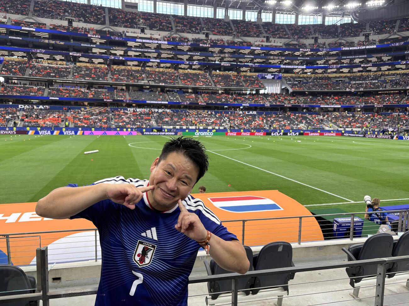 日本対オランダを現地観戦する実演販売士のレジェンド松下（本人提供）