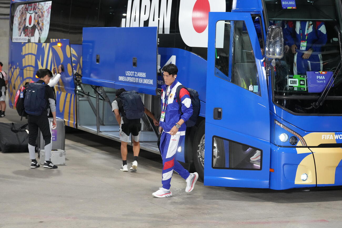 日本対オランダ　スタジアムに到着した冨安健洋（撮影・足立雅史）