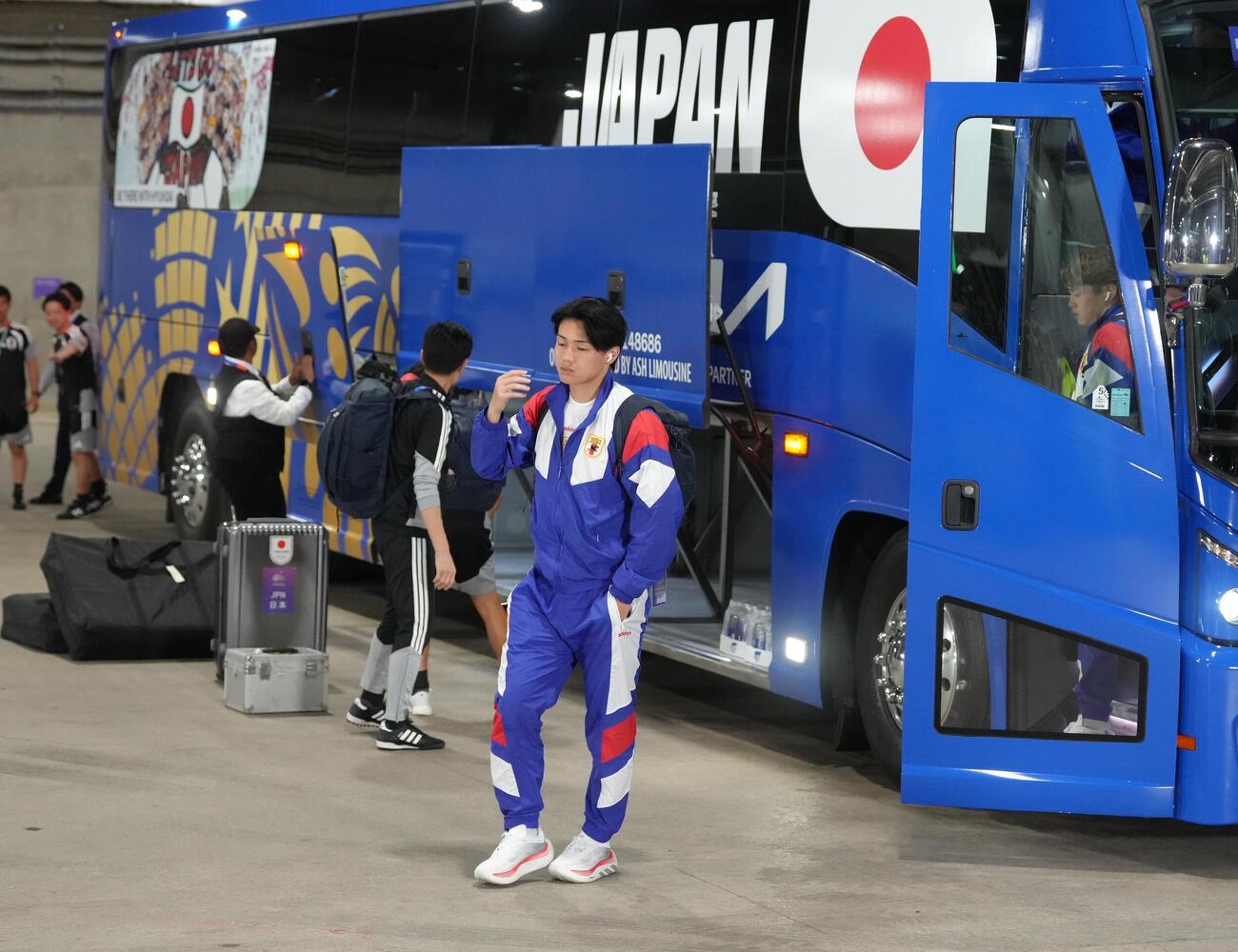 日本対オランダ　スタジアムに到着した上田綺世（撮影・足立雅史）