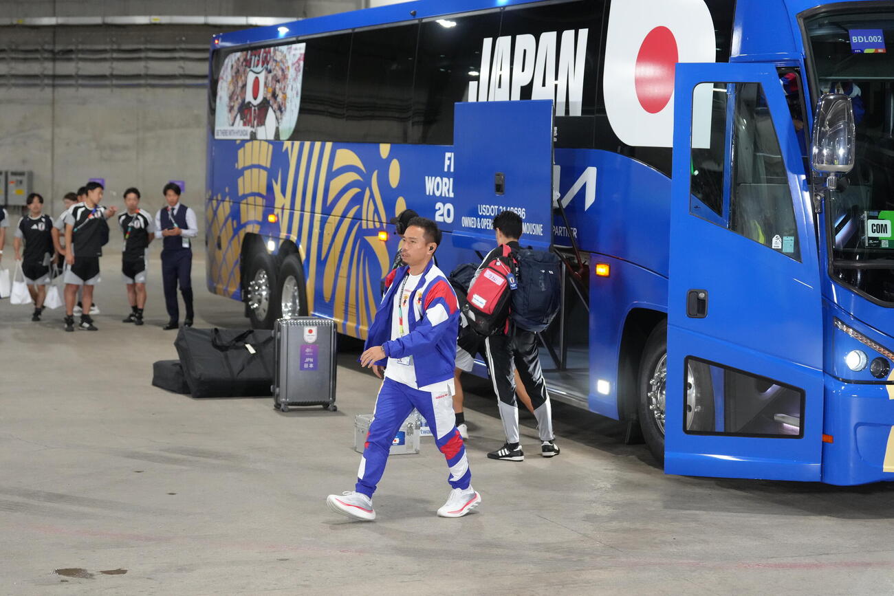 日本対オランダ　スタジアムに到着した長友佑都（撮影・足立雅史）