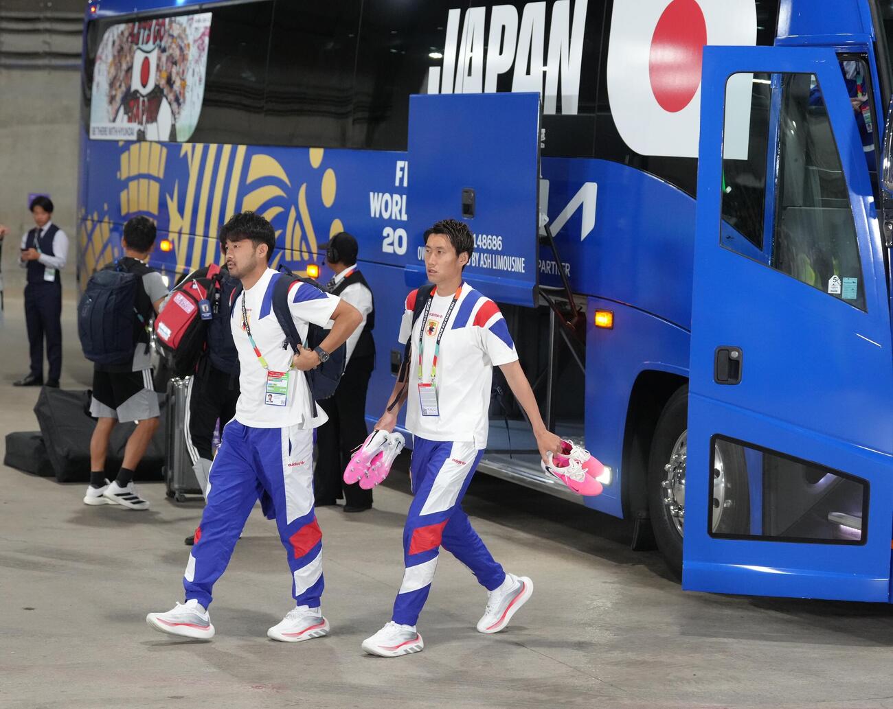 日本対オランダ　スタジアムに到着し菅原由勢（左）と鎌田大地（撮影・足立雅史）