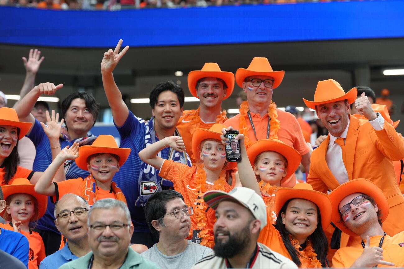 日本対オランダ　試合前盛り上がるサポーター（撮影・足立雅史）