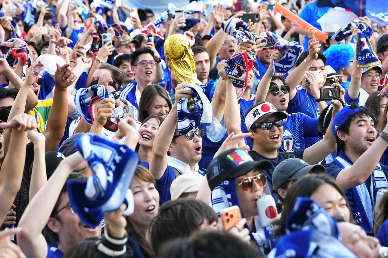 ダラス近郊、オランダ戦を前に開かれたイベントで盛り上がる日本のサポーターら（共同）