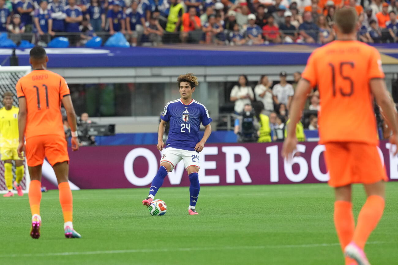 W杯北中米大会　1次リーグ　第1戦　日本対オランダ　前半、ボールをキープする佐野海舟（撮影・足立雅史）