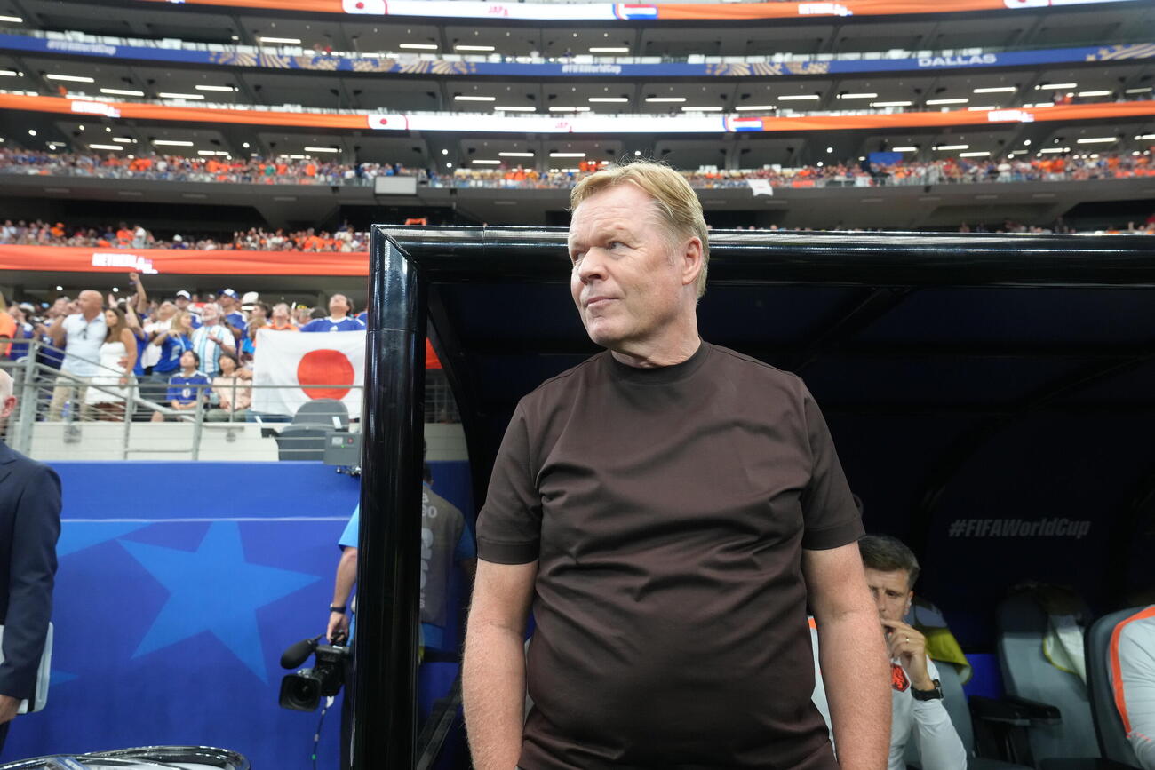 W杯北中米大会　1次リーグ　第1戦　日本対オランダ　試合前、ベンチ前に立つオランダのロナルド・クーマン監督（撮影・足立雅史）＝2026年6月14日
