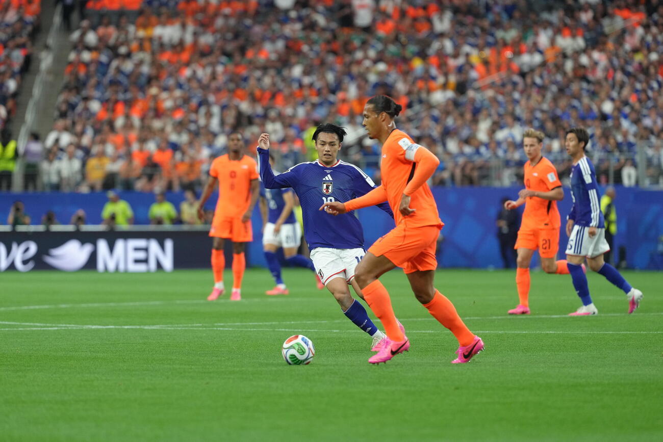 W杯北中米大会　1次リーグ　第1戦　日本対オランダ　前半、ドリブルするオランダのファージル・ファンダイク（右）のボールをカットに向かう上田綺世（撮影・足立雅史）