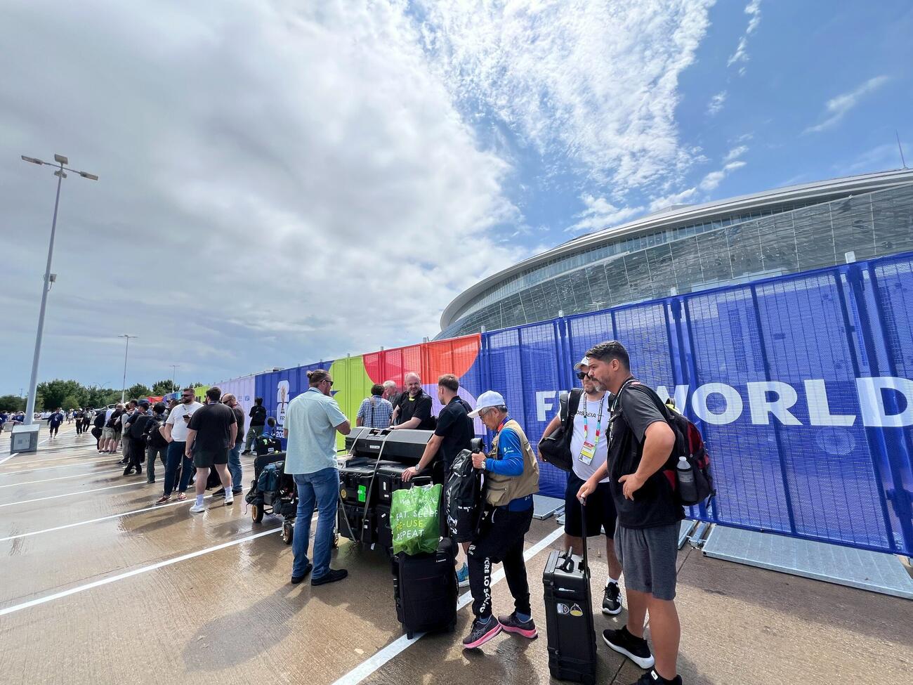 日本対オランダ戦の会場には報道陣の長蛇の列ができていた