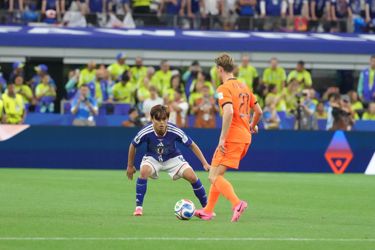 W杯北中米大会　1次リーグ　第1戦　日本対オランダ　前半、守備する久保建英。右はオランダのフレンキー・デヨング（撮影・足立雅史）