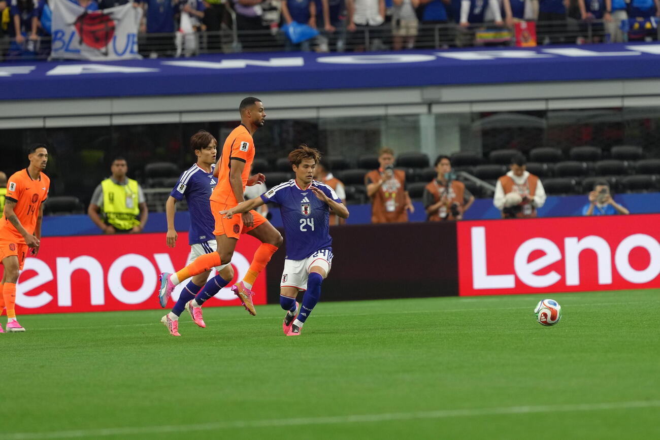 W杯北中米大会　1次リーグ　第1戦　日本対オランダ　前半、先発出場する佐野海舟（右）（撮影・足立雅史）