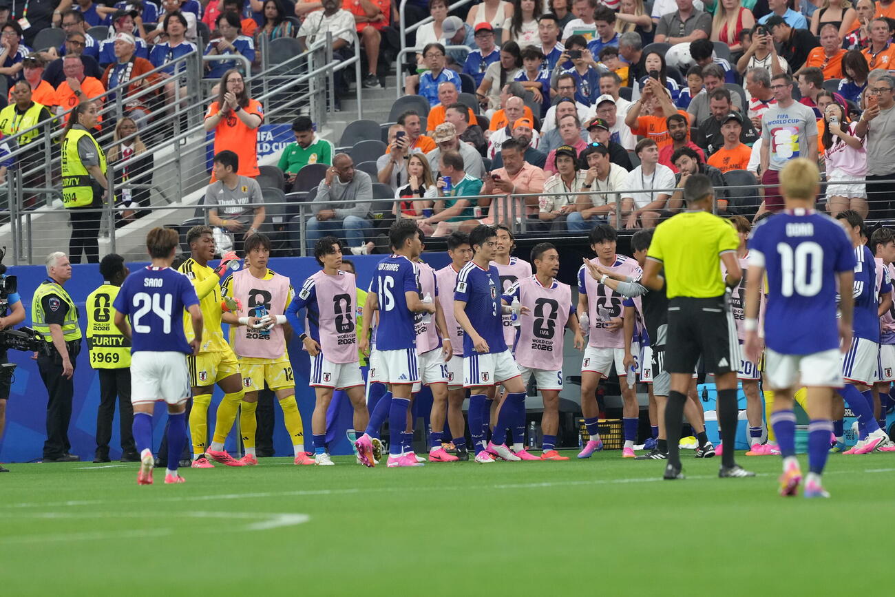 W杯北中米大会　1次リーグ　第1戦　日本対オランダ　前半、ハイドレーションタイムで集まる日本代表の選手たち（撮影・足立雅史）